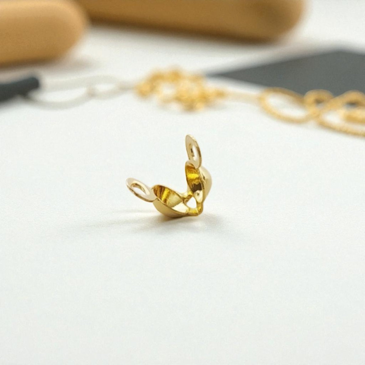 100 pz de Cubrenudo metálico dorado
