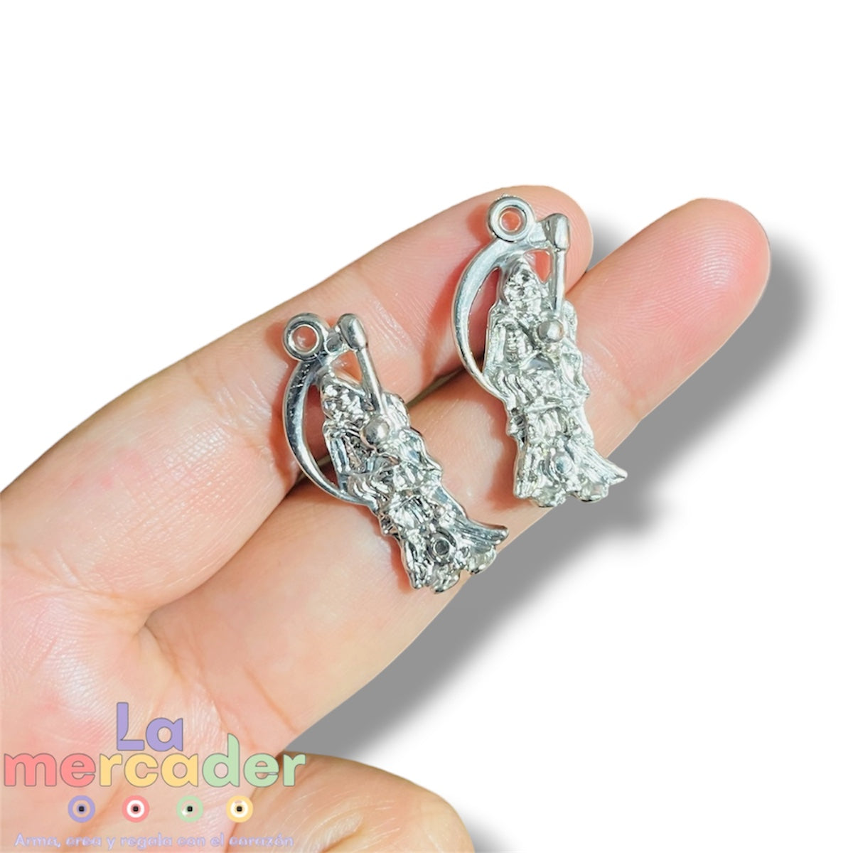 Pack 50 Dijes de Santa Muerte Plateados de Plastimetal 3 cm