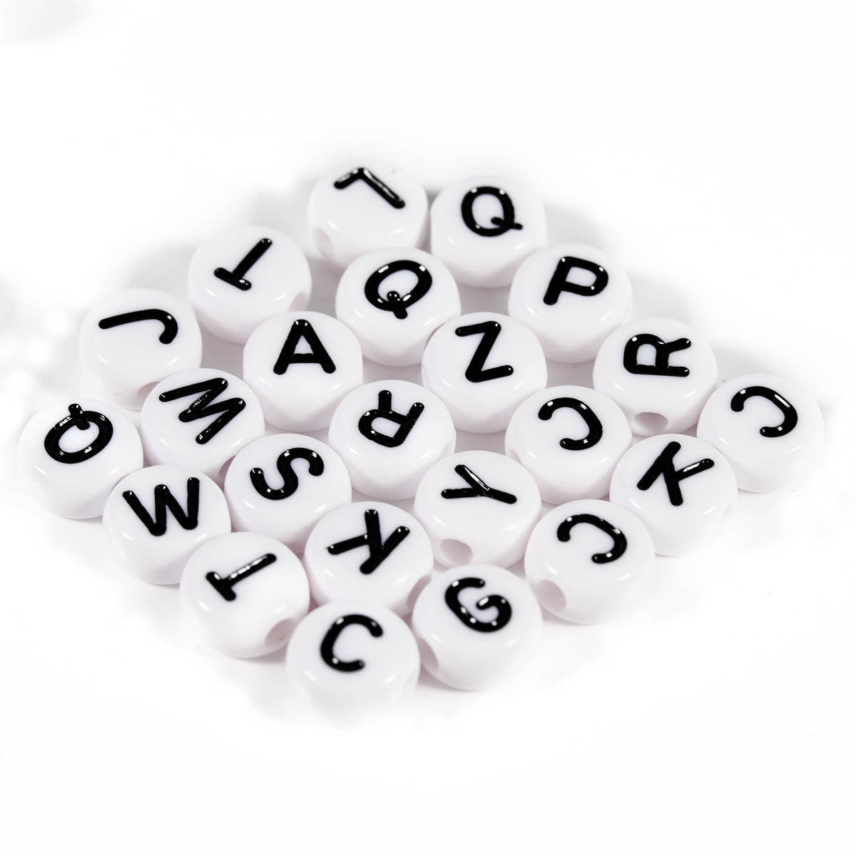 100 pz letras blanco con negro, cuentas para pulseras, letras para bisuteria, abalorios