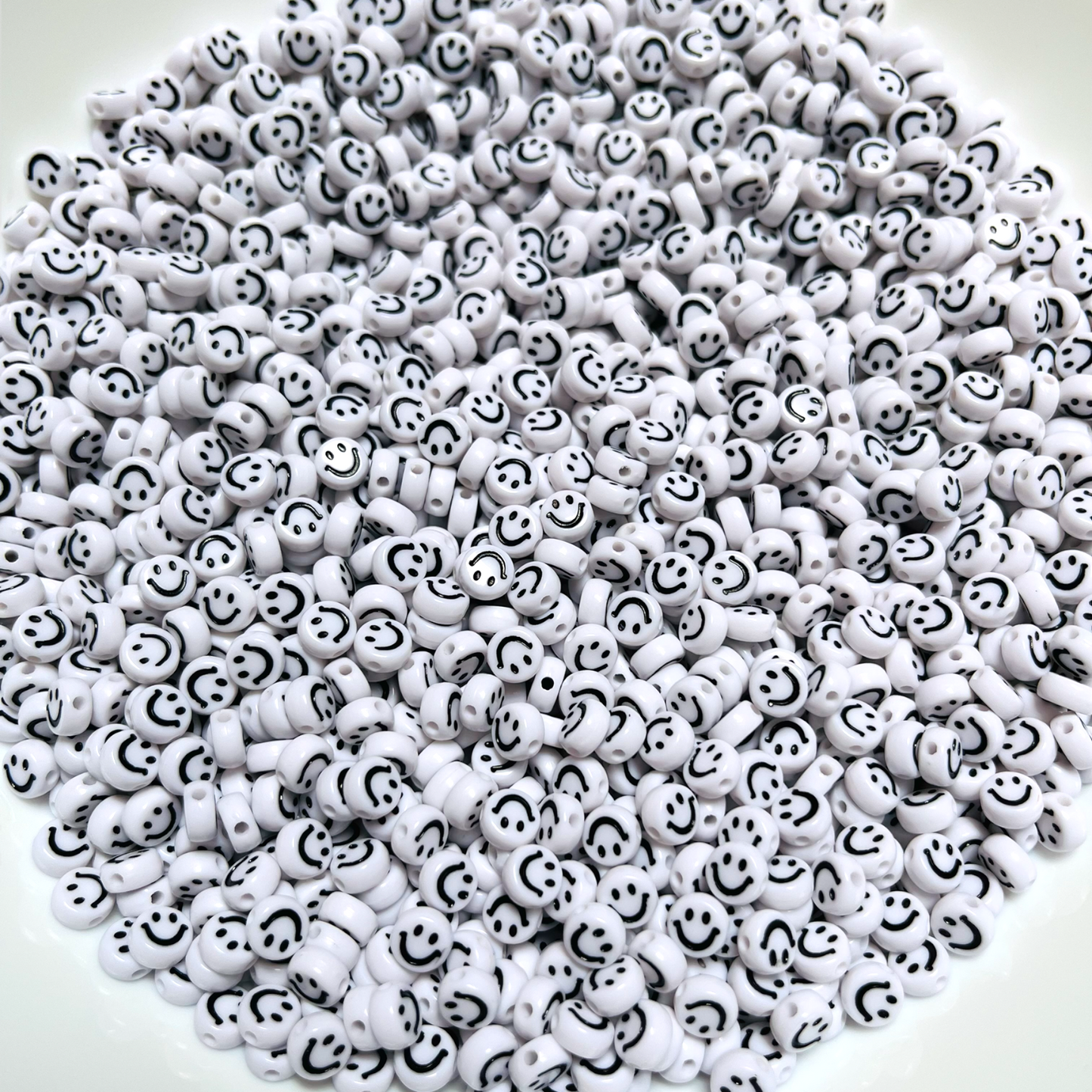 50 happy face blanco y negro, caritas para pulseras, abalorios para bisutería