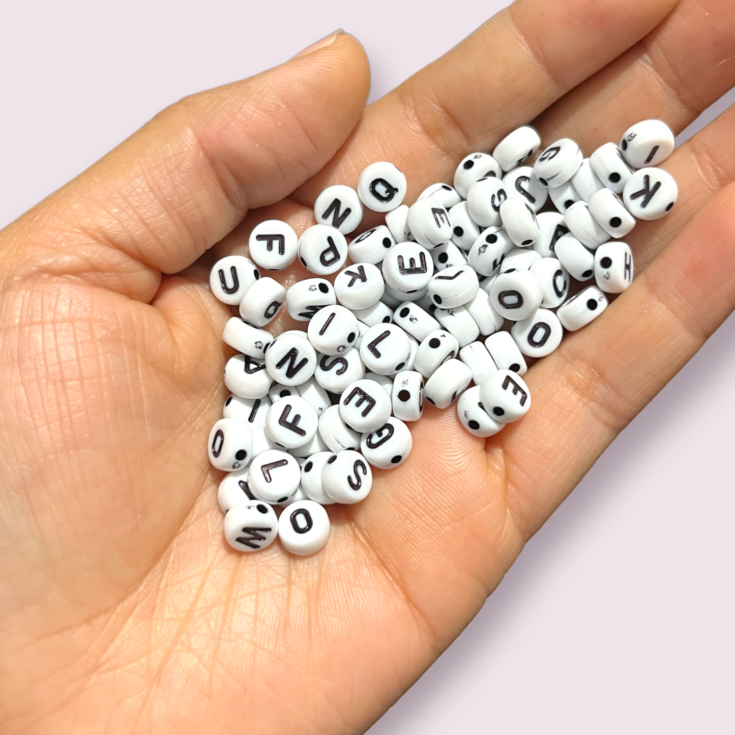 100 pz letras blanco con negro, cuentas para pulseras, letras para bisuteria, abalorios