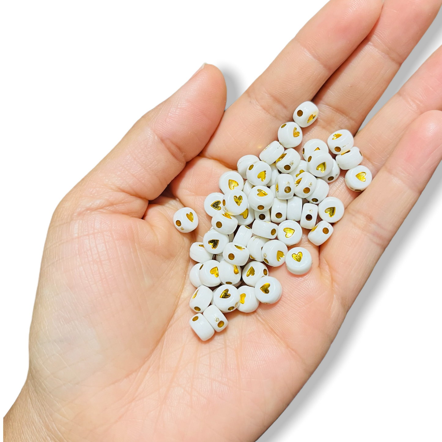 50 corazones blanco con dorado, cuenta para pulseras