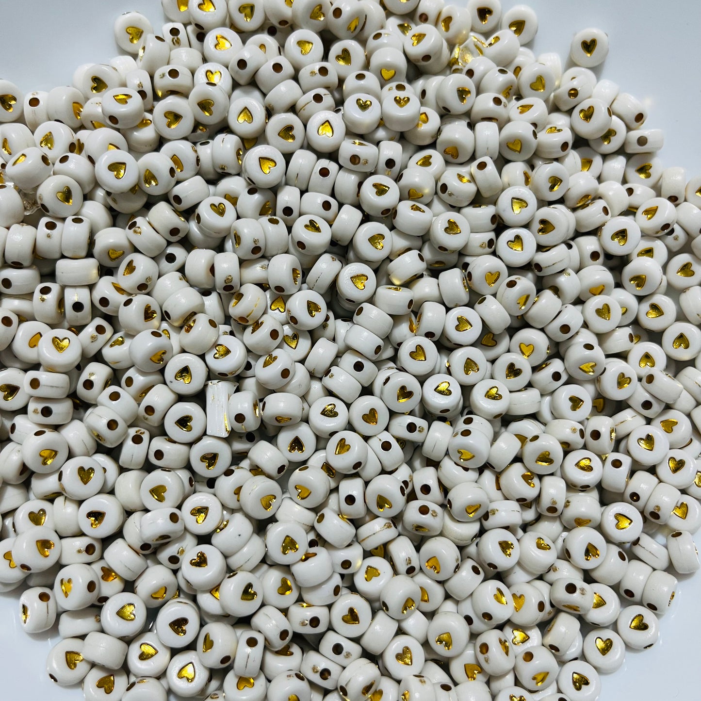 50 corazones blanco con dorado, cuenta para pulseras