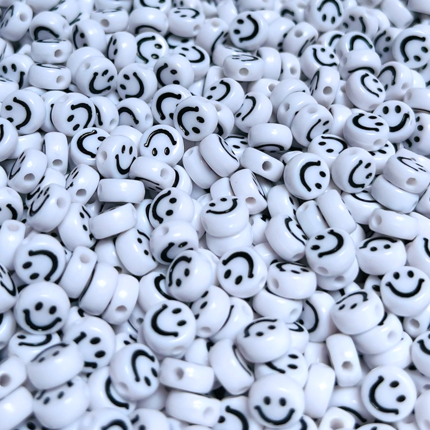 50 happy face blanco y negro, caritas para pulseras, abalorios para bisutería