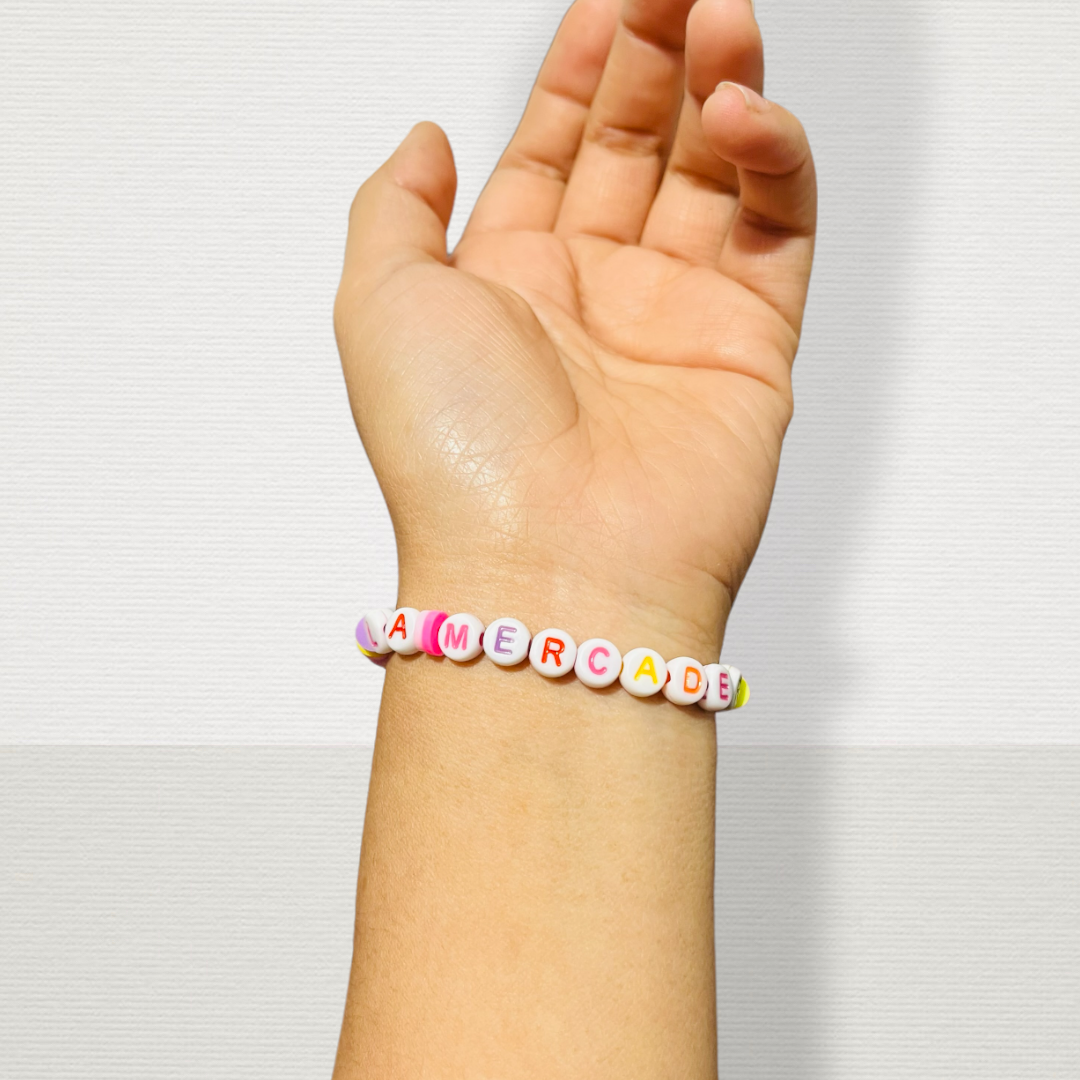 100pz letra blanco con color, letras para pulseras, abalorios para bisutería