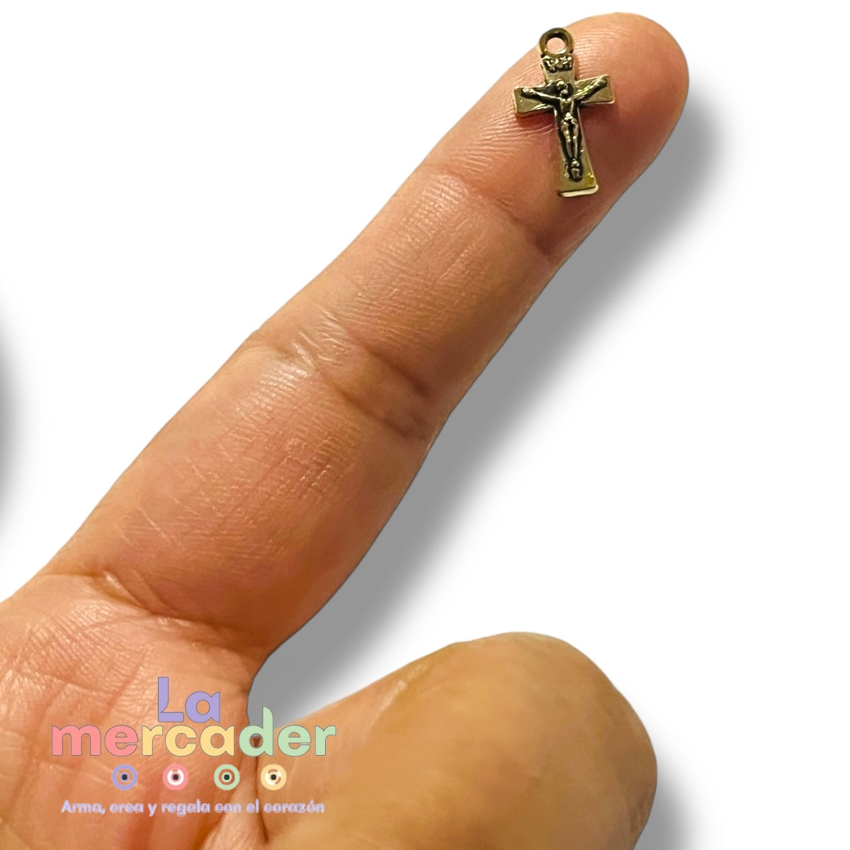50 pz Cruz mini con relieve, dije metálico