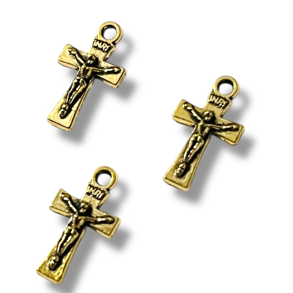 50 pz Cruz mini con relieve, dije metálico