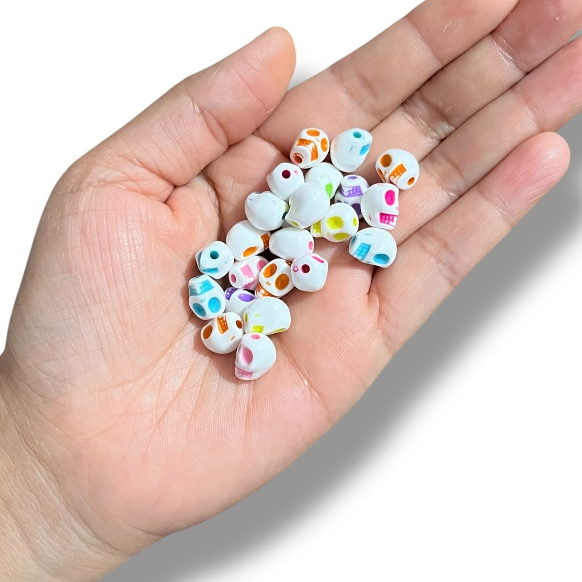 100 Pz de Calaveras Acrílicas de colores para pulseras
