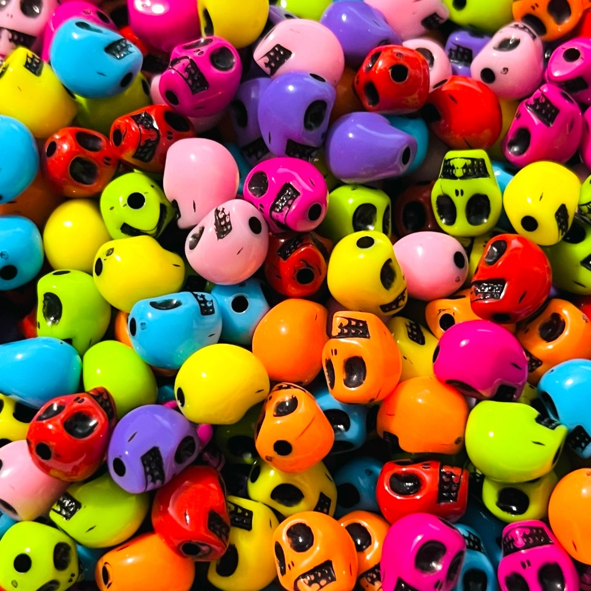 100 Pz de Calaveras Acrílicas de colores para pulseras