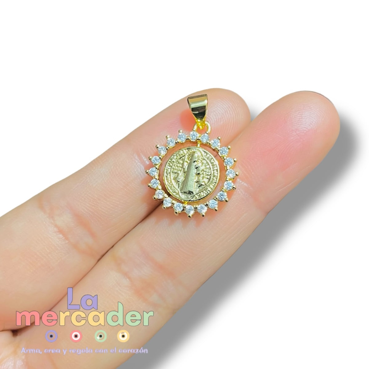 Dije Giratorio Doble Vista con Zirconias en Oro Laminado 4 Micras – 2.2 cm | Elegancia y Significado en una Pieza