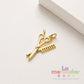 Dije para Estilista Tijeras y Peine Chapa de Oro 14k | Charm Belleza Profesional
