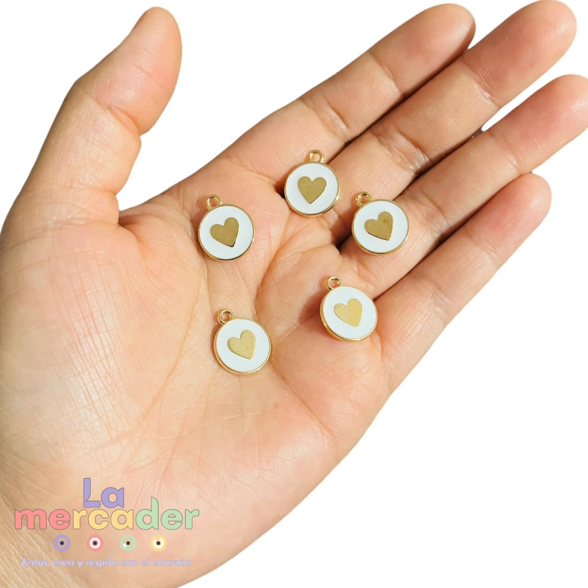 5 pz Dijes Corazón Dorado con Fondo Blanco | Charm Redondo Metálico Elegante para Pulseras y Collares