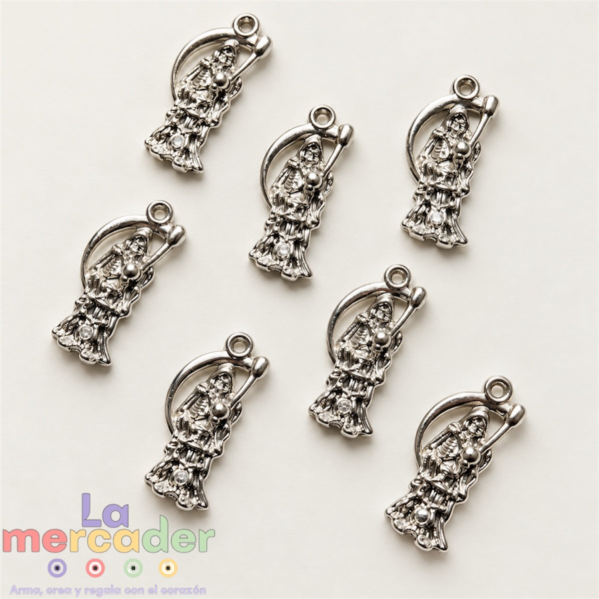 Pack 50 Dijes de Santa Muerte Plateados de Plastimetal 3 cm