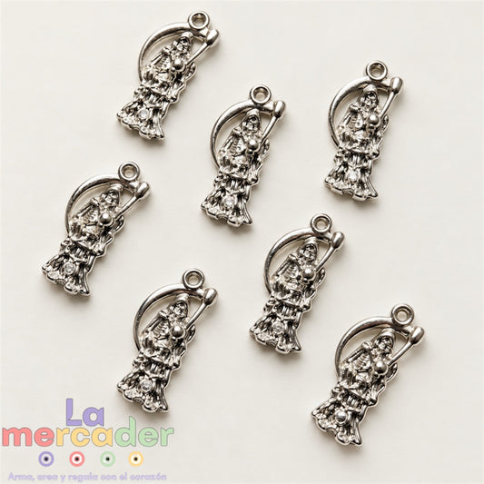 Pack 50 Dijes de Santa Muerte Plateados de Plastimetal 3 cm
