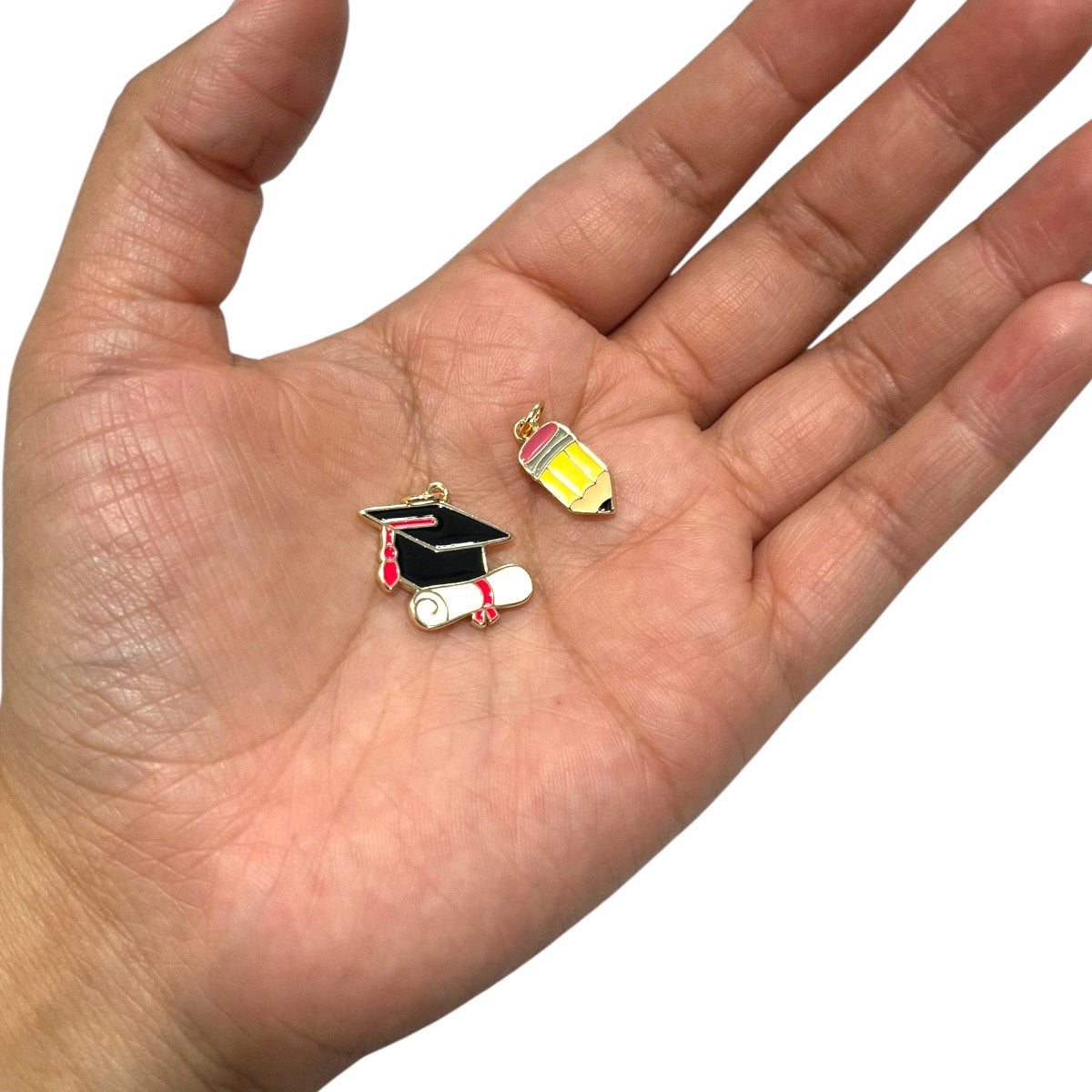 1 pz Dije Esmaltado de birrete con lápiz, para graduación, joyería y bisutería