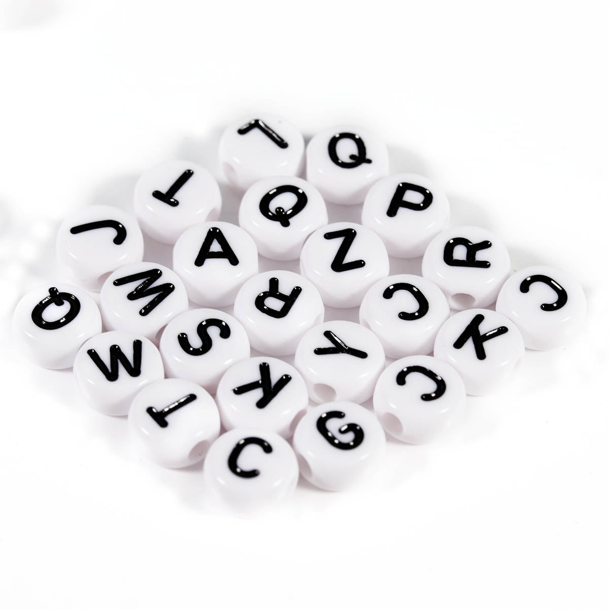 100 pz letras blanco con negro, cuentas para pulseras, letras para  bisuteria, abalorios