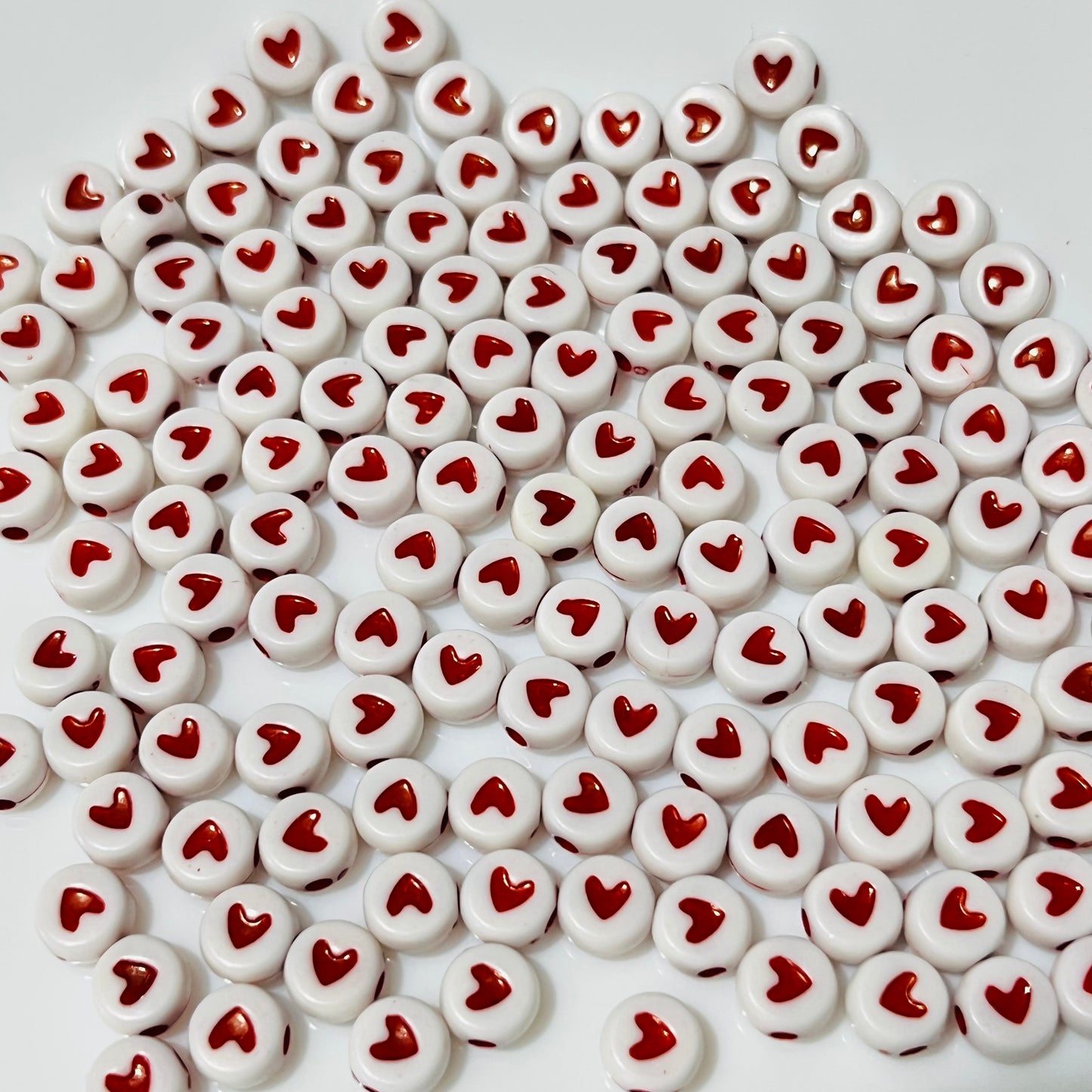 100 pz cuentas de corazones blanco con rojo