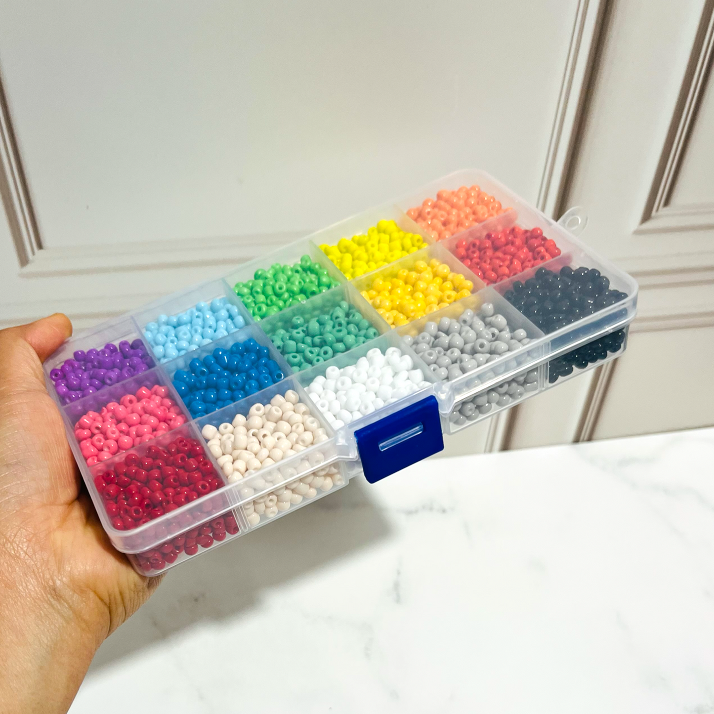 Kit +4000 cuentas para pulseras, caja con chaquiron de colores