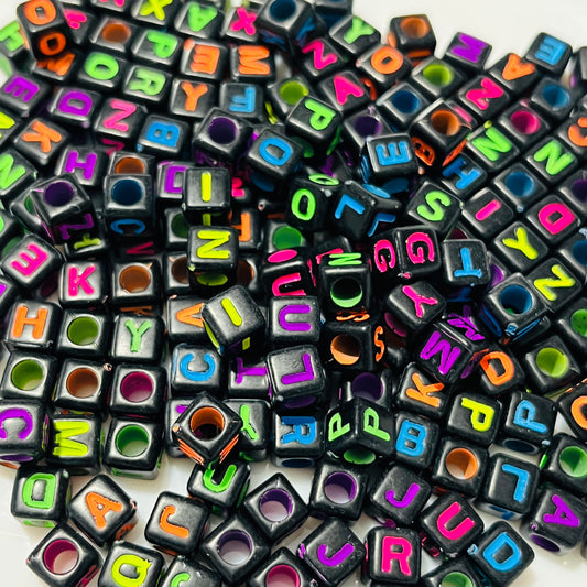 100 piezas de letra cubo con letra neón
