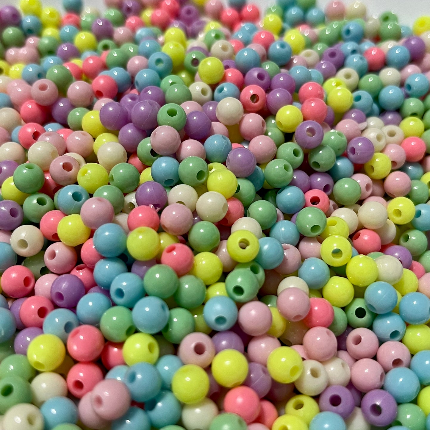 100 gramos de bolitas #6 de colores mezclados para bisutería